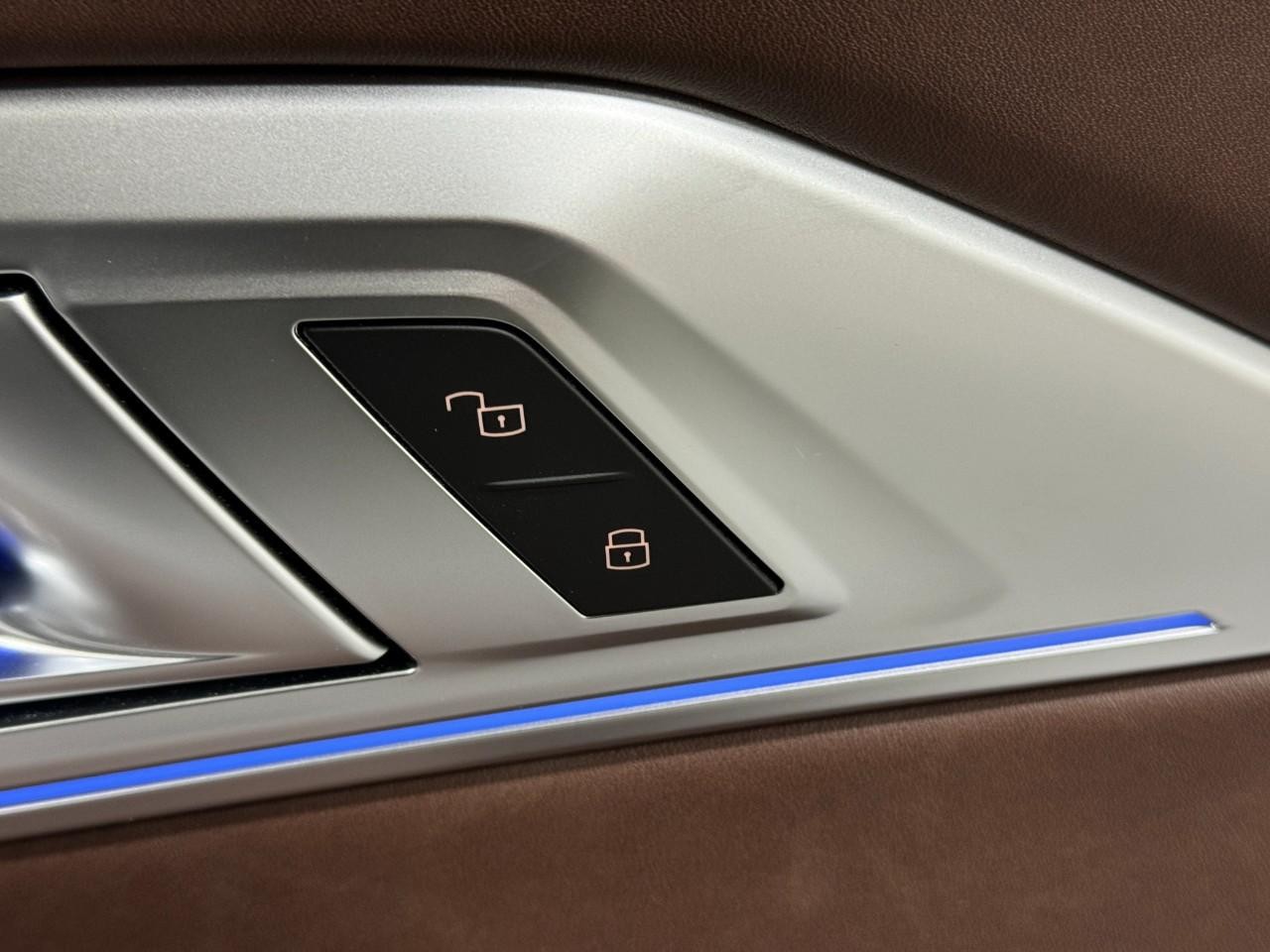 BMW XM Vehicle Full-screen Gallery Image 21