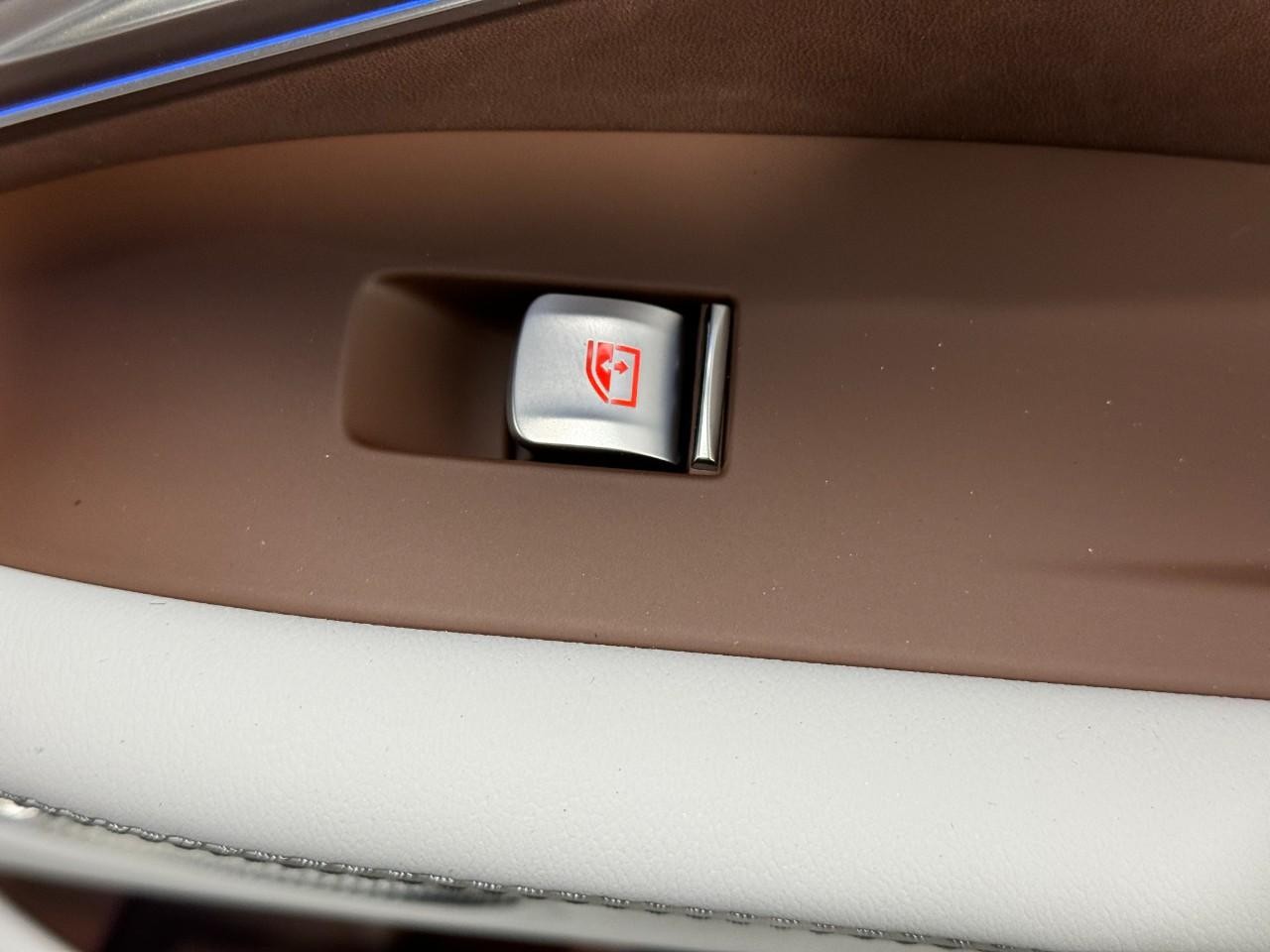 BMW XM Vehicle Full-screen Gallery Image 22