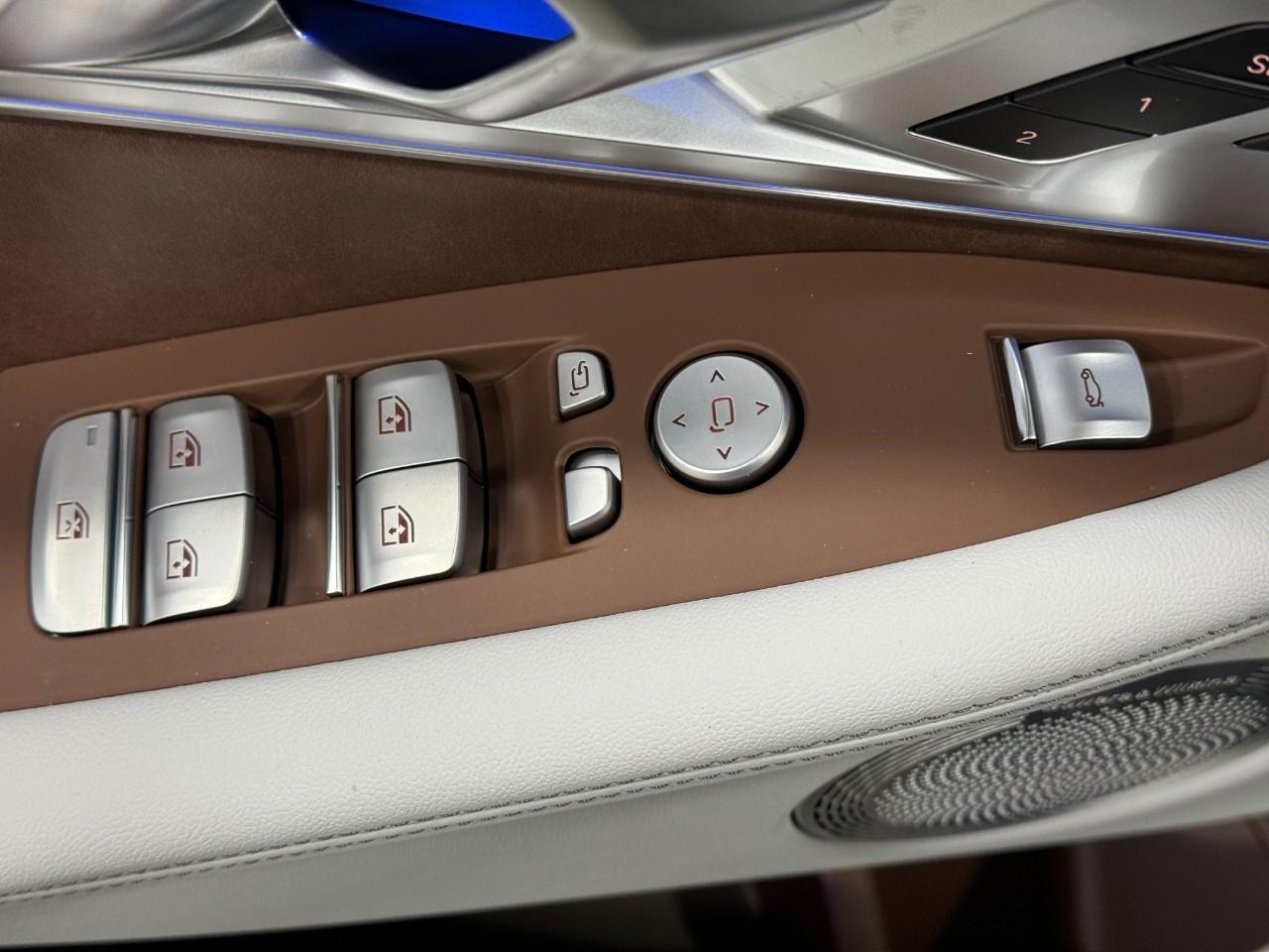 BMW XM Vehicle Full-screen Gallery Image 25