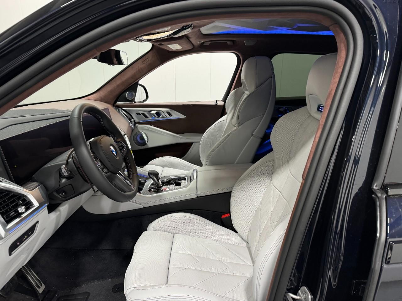 BMW XM Vehicle Full-screen Gallery Image 28