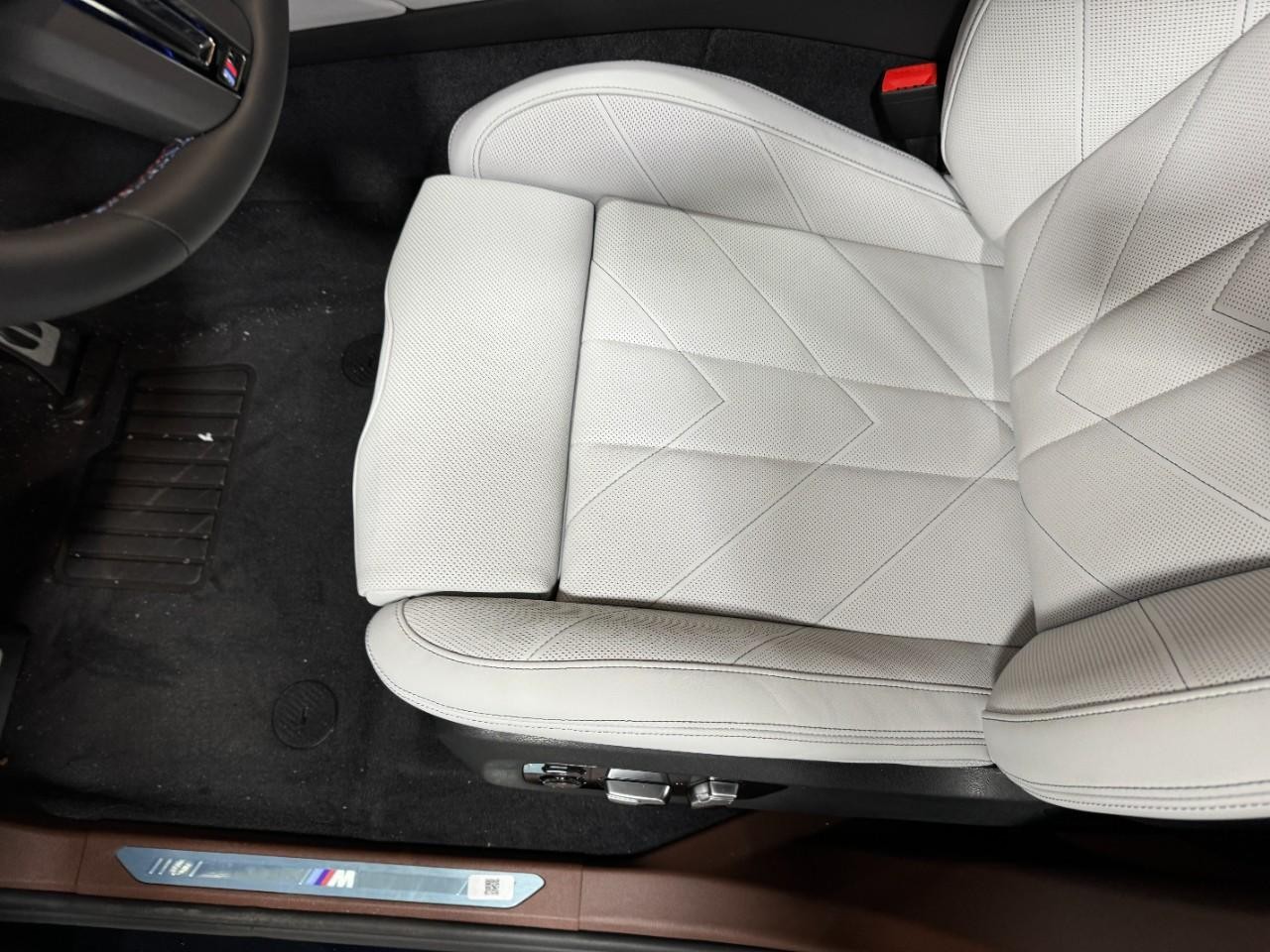 BMW XM Vehicle Full-screen Gallery Image 29