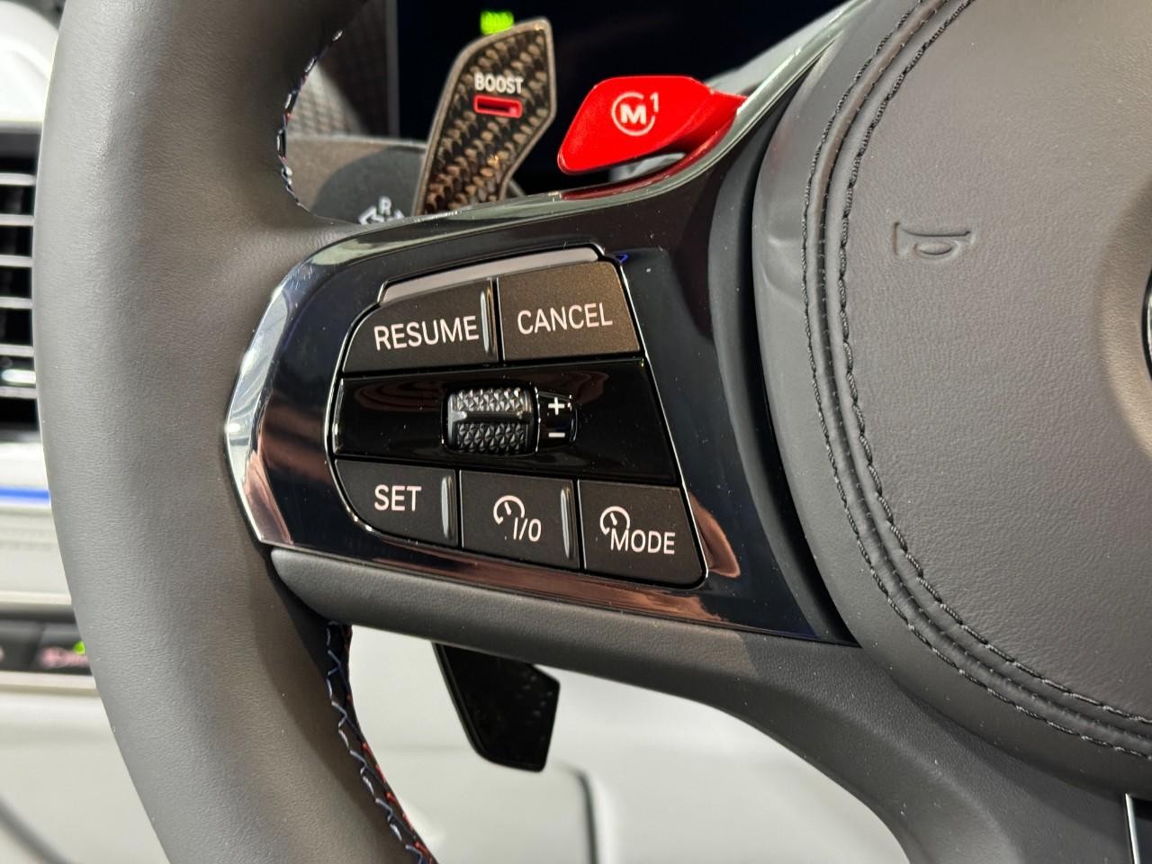 BMW XM Vehicle Full-screen Gallery Image 32