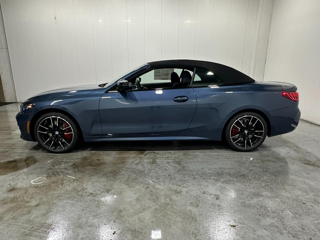 BMW 4 Series Vehicle Full-screen Gallery Image 2