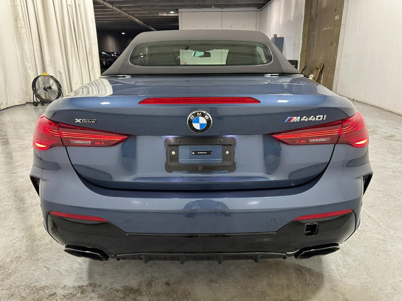 BMW 4 Series Vehicle Full-screen Gallery Image 4