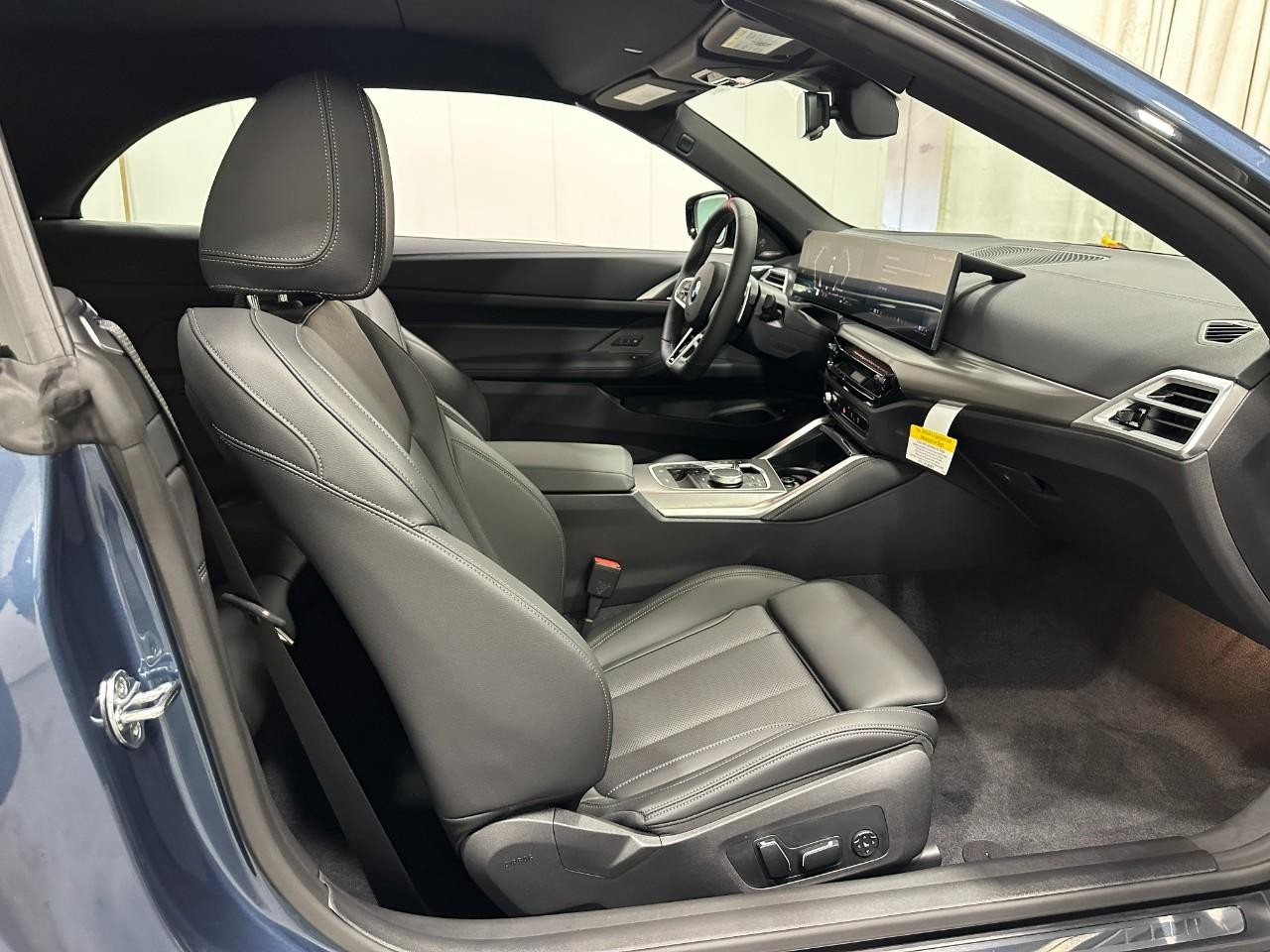 BMW 4 Series Vehicle Full-screen Gallery Image 12