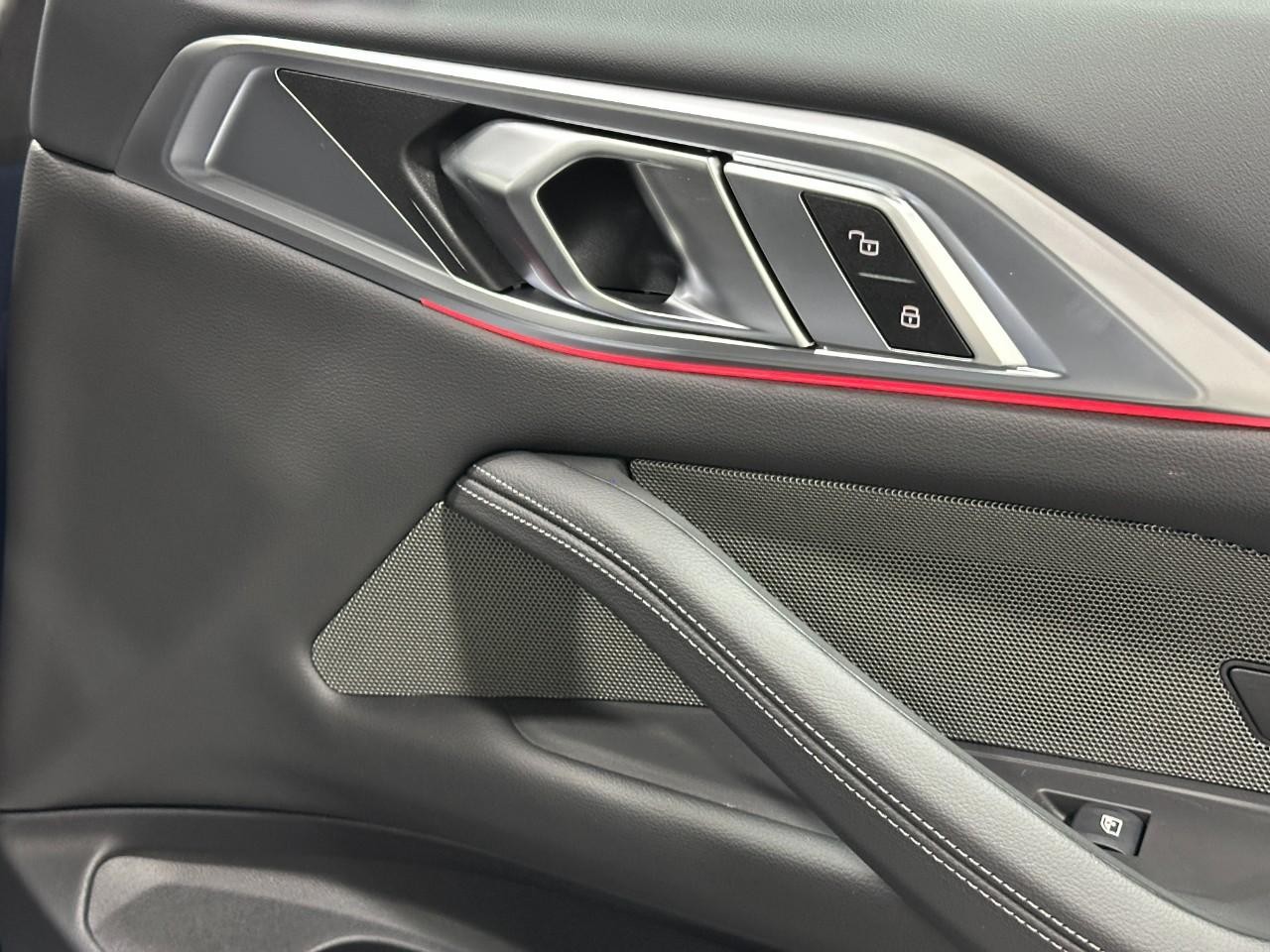 BMW 4 Series Vehicle Full-screen Gallery Image 15