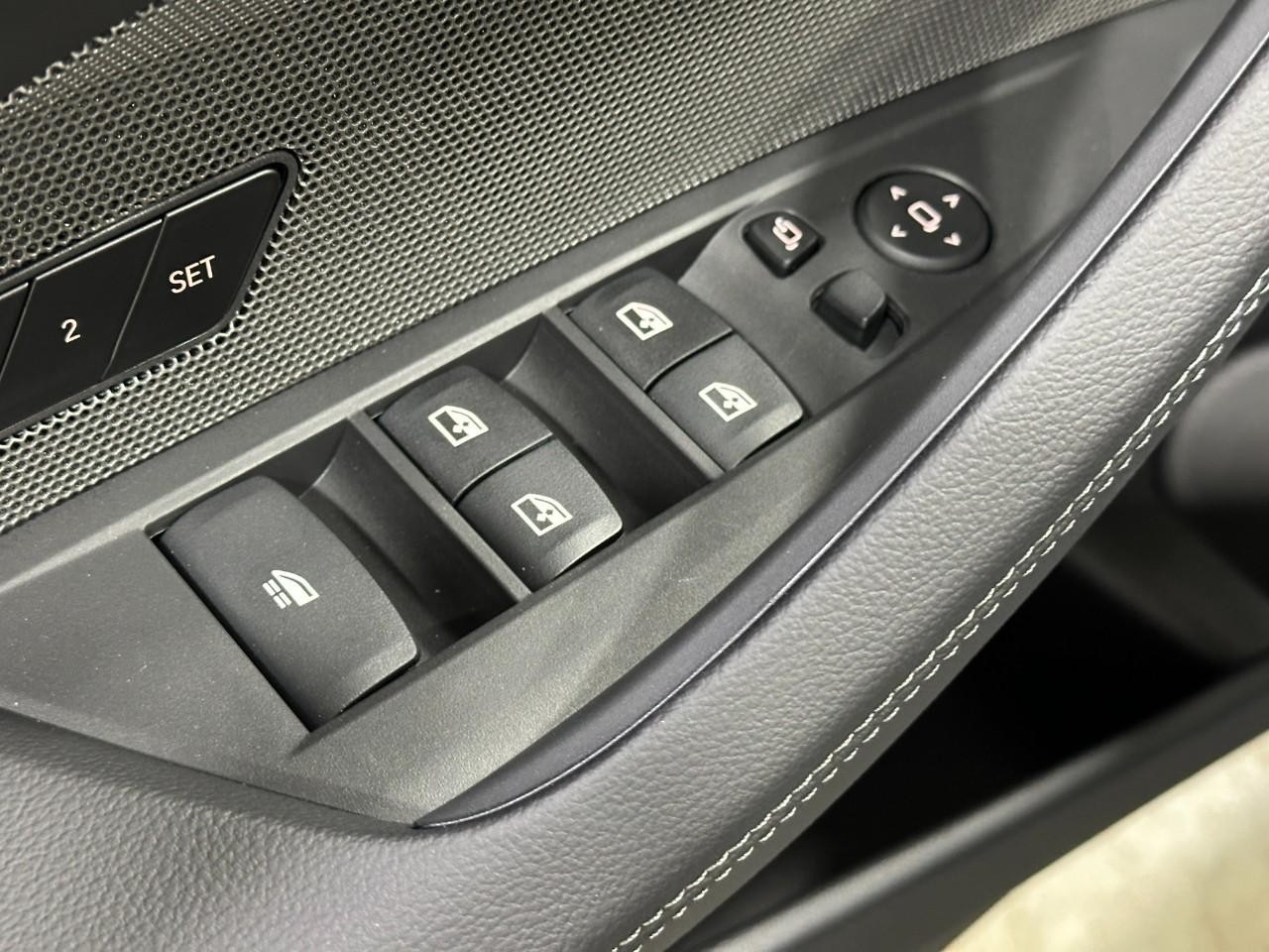 BMW 4 Series Vehicle Full-screen Gallery Image 18