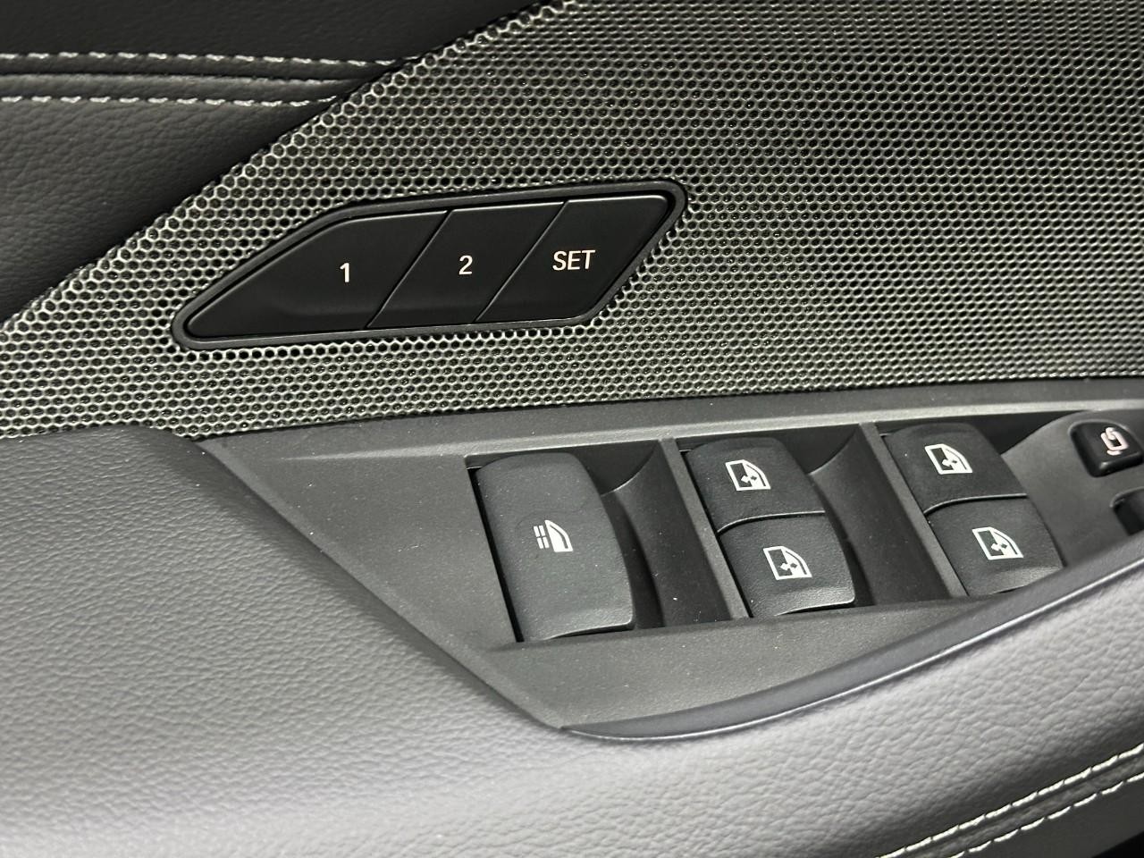 BMW 4 Series Vehicle Full-screen Gallery Image 19