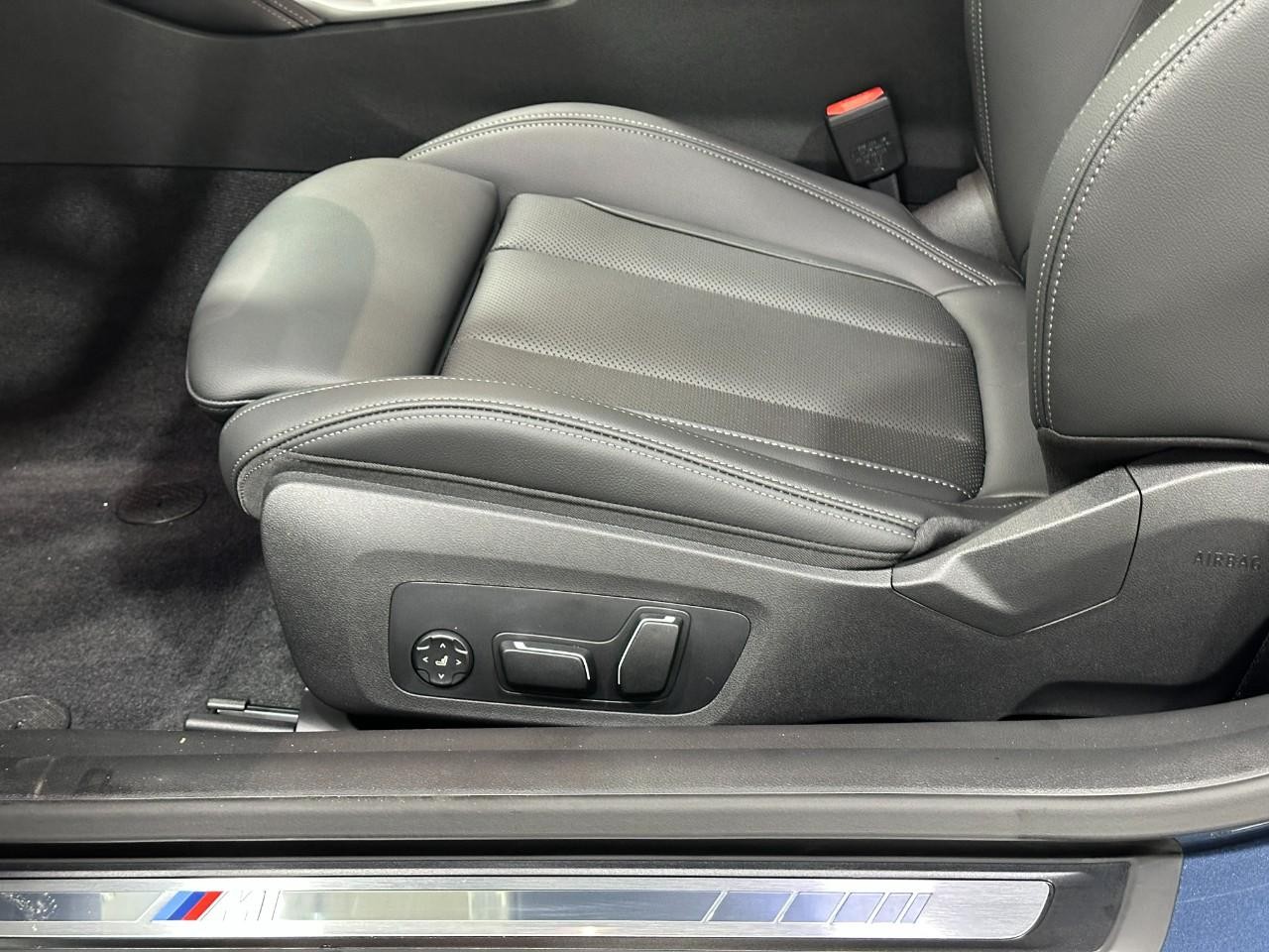 BMW 4 Series Vehicle Full-screen Gallery Image 20