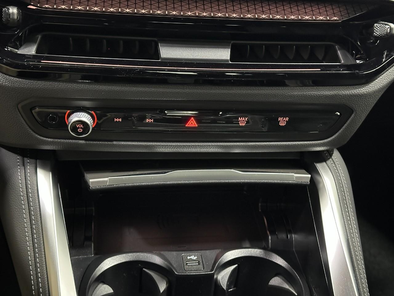 BMW 4 Series Vehicle Full-screen Gallery Image 26