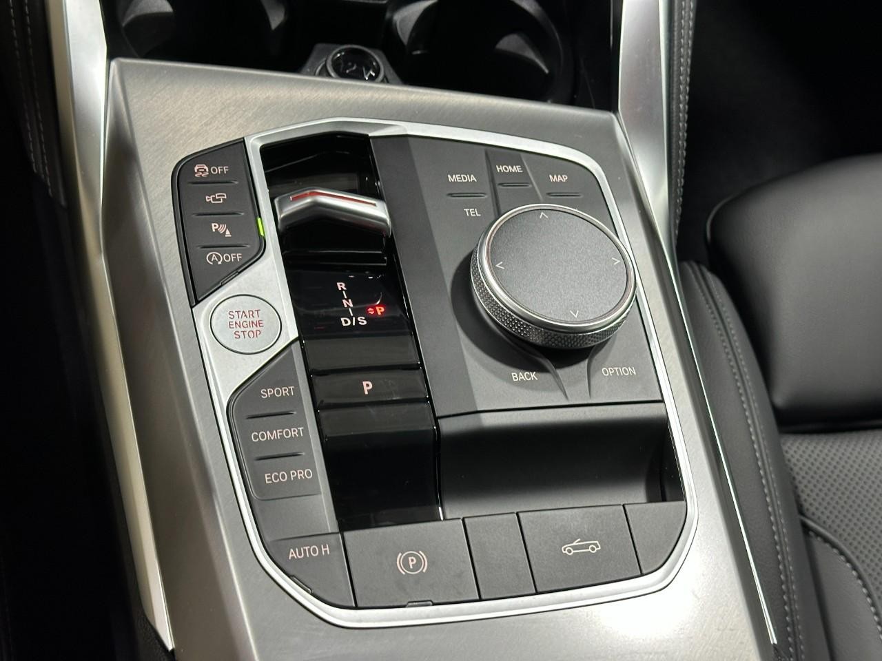 BMW 4 Series Vehicle Full-screen Gallery Image 27