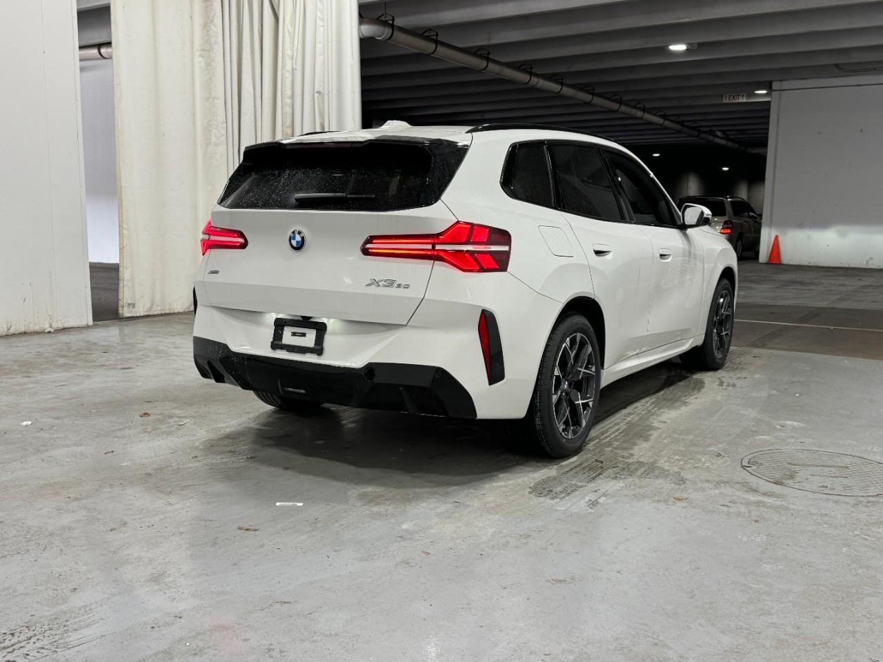 BMW X3 Vehicle Full-screen Gallery Image 4