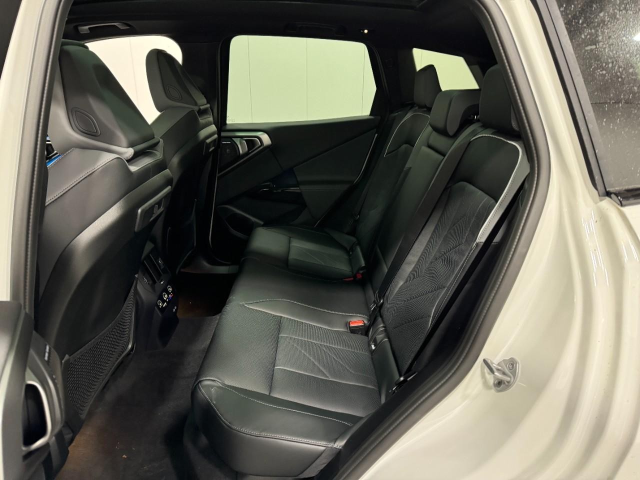 BMW X3 Vehicle Full-screen Gallery Image 8