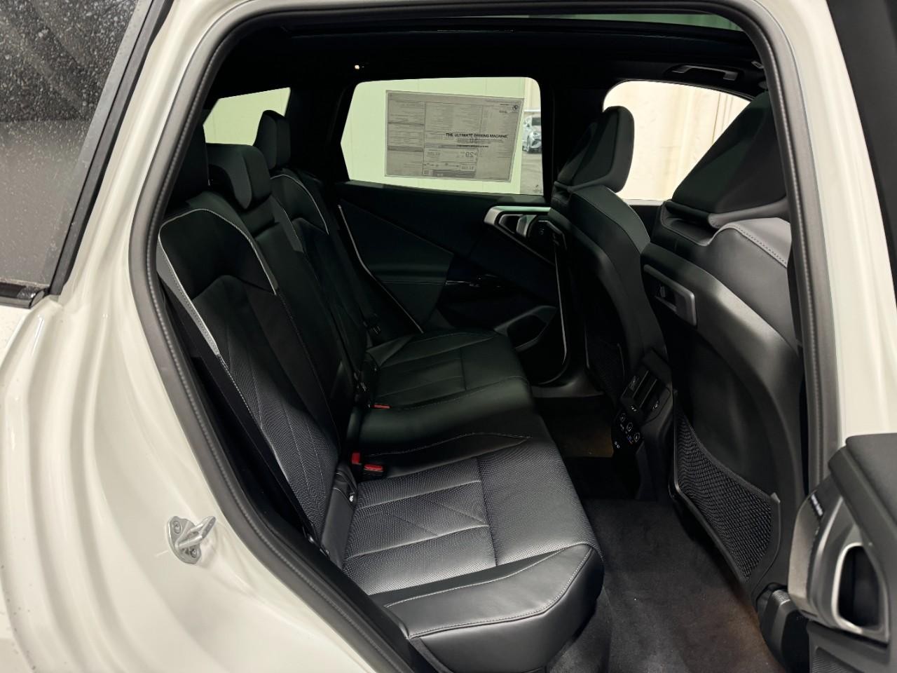 BMW X3 Vehicle Full-screen Gallery Image 10