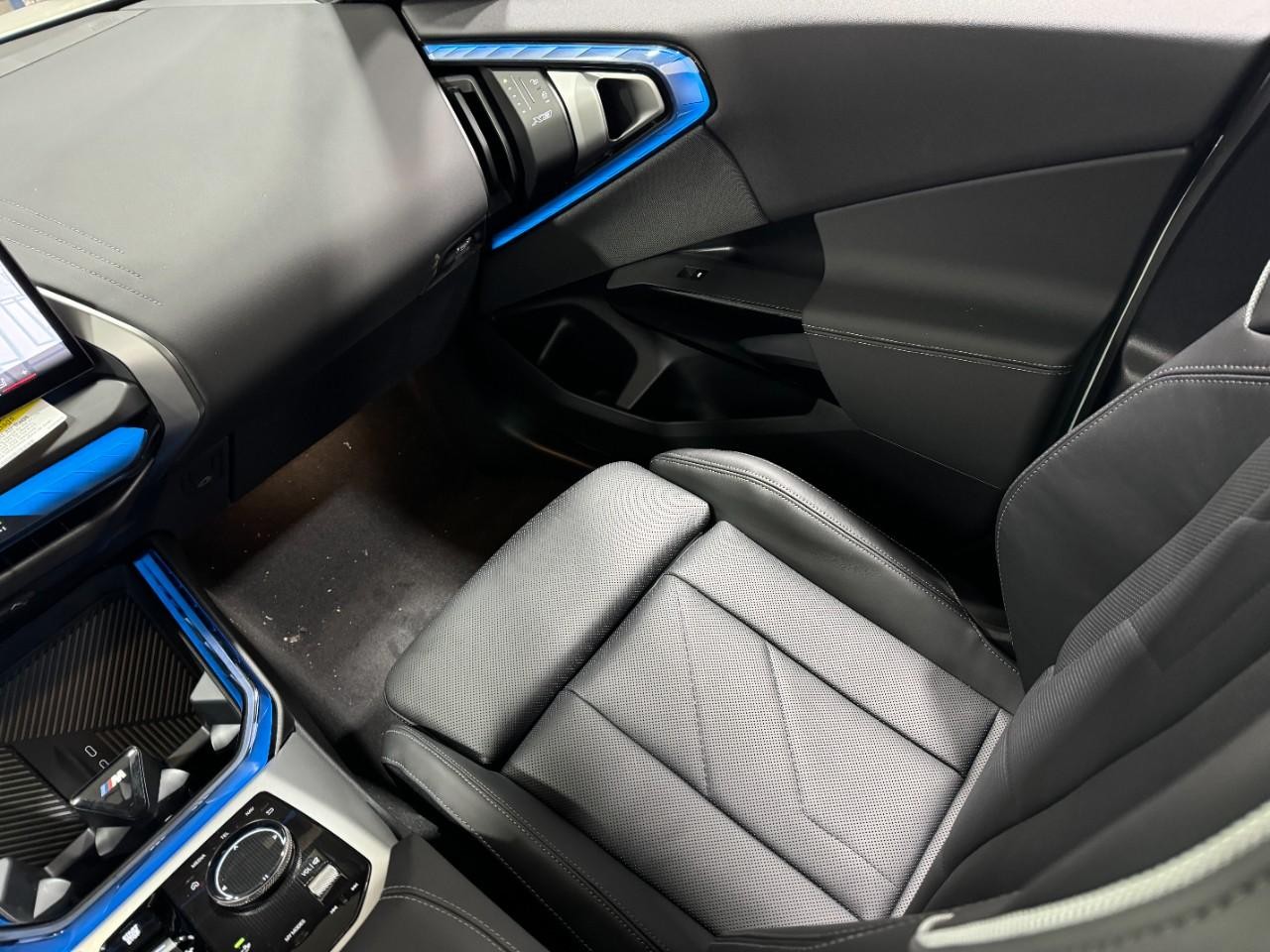 BMW X3 Vehicle Full-screen Gallery Image 17