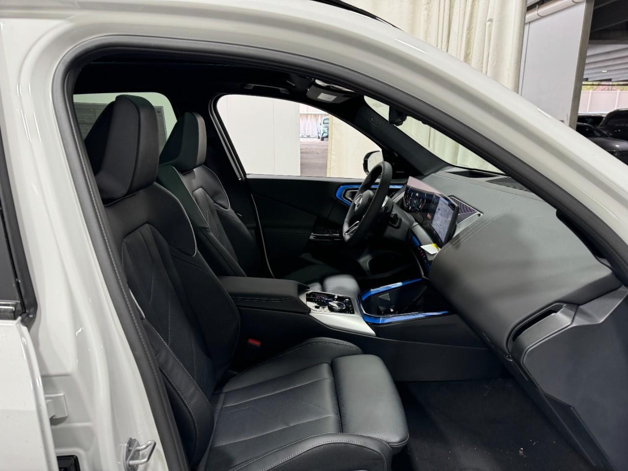 BMW X3 Vehicle Full-screen Gallery Image 18