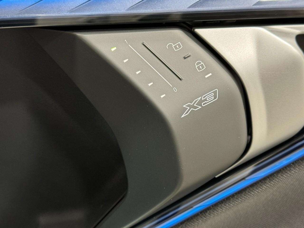 BMW X3 Vehicle Full-screen Gallery Image 21