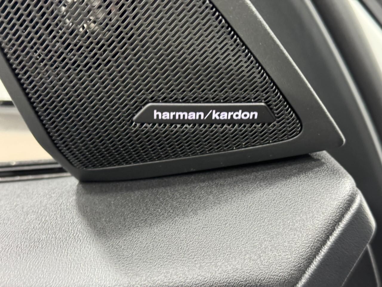 BMW X3 Vehicle Full-screen Gallery Image 23