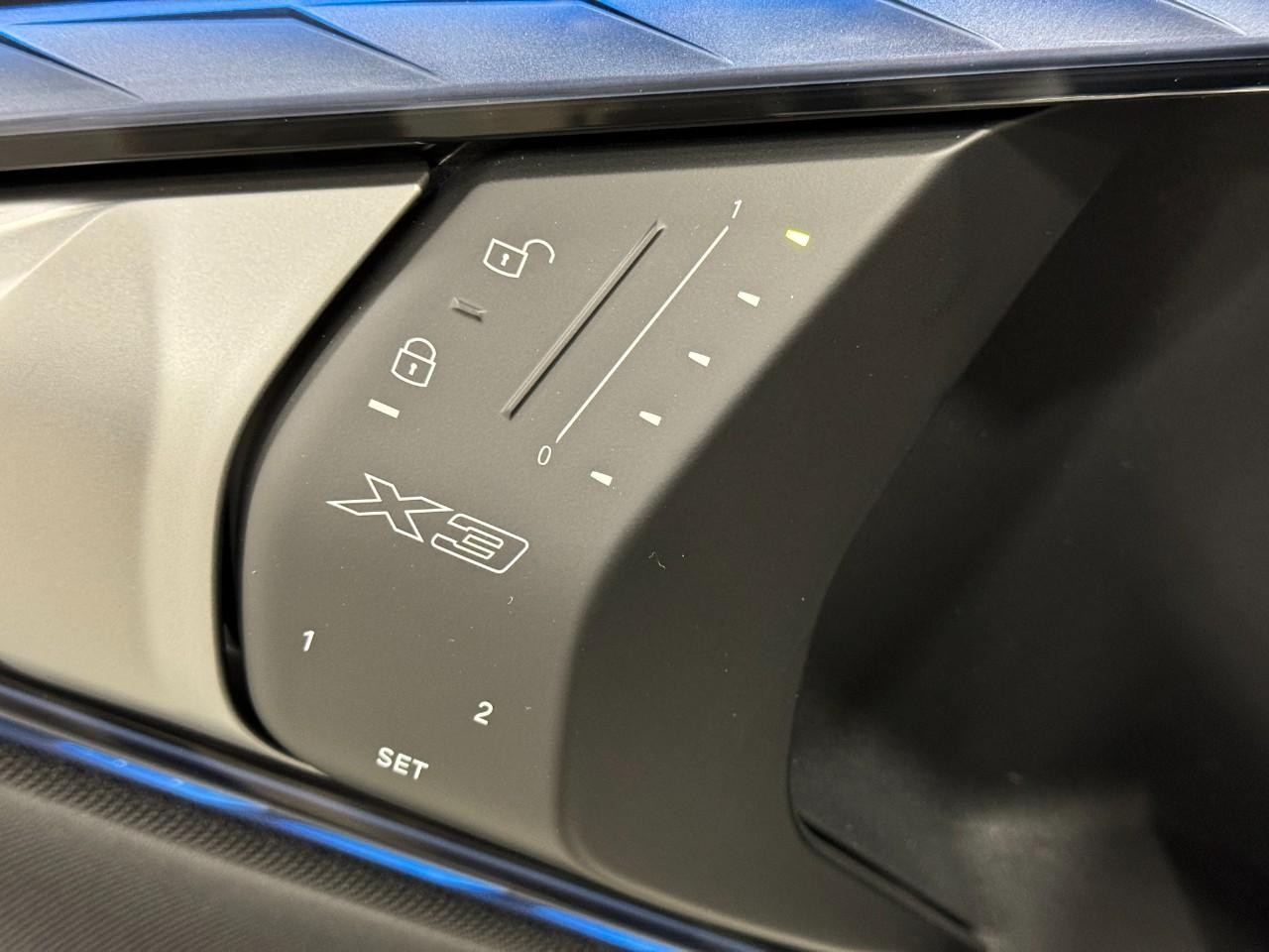 BMW X3 Vehicle Full-screen Gallery Image 24