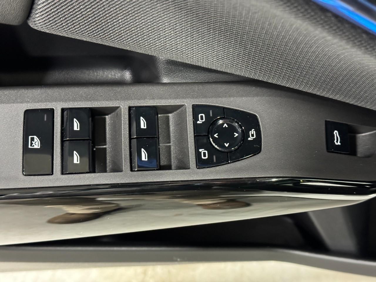 BMW X3 Vehicle Full-screen Gallery Image 25