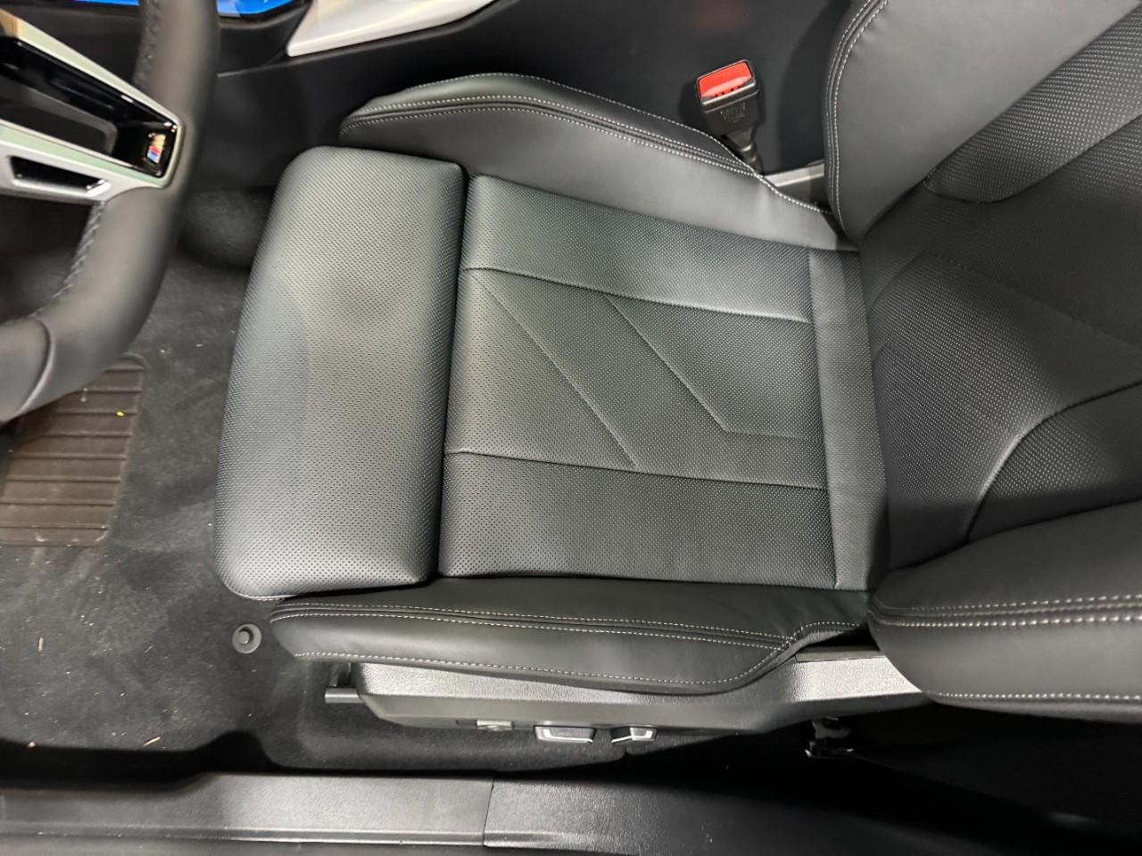 BMW X3 Vehicle Full-screen Gallery Image 27