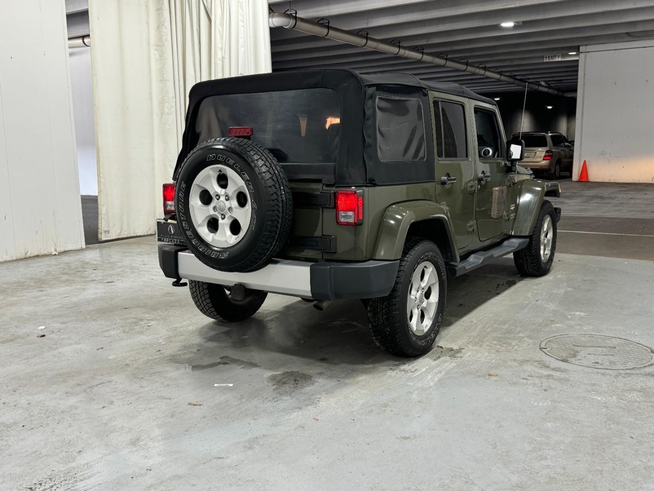 Jeep Wrangler Unlimited Vehicle Full-screen Gallery Image 4