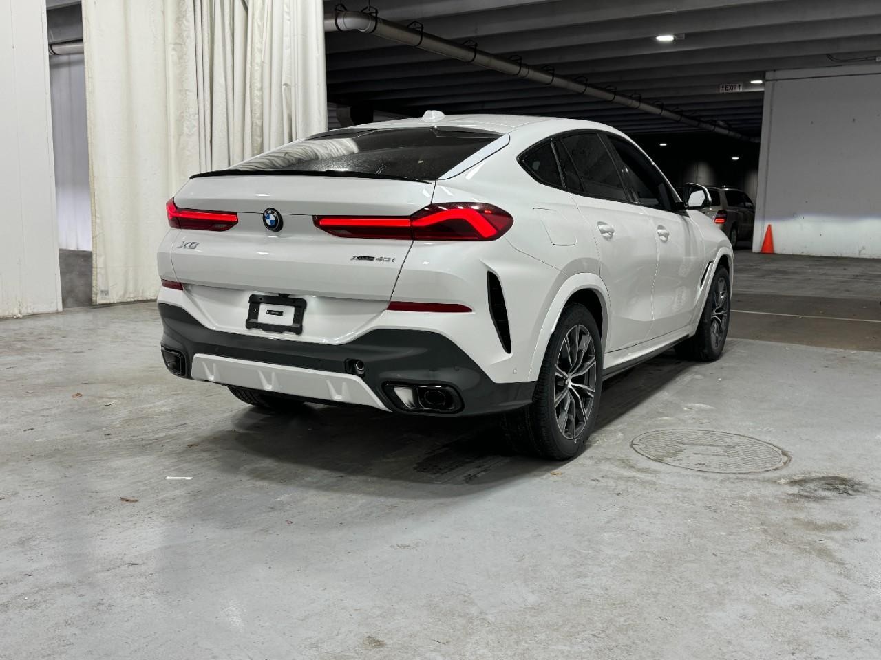 BMW X6 Vehicle Full-screen Gallery Image 4