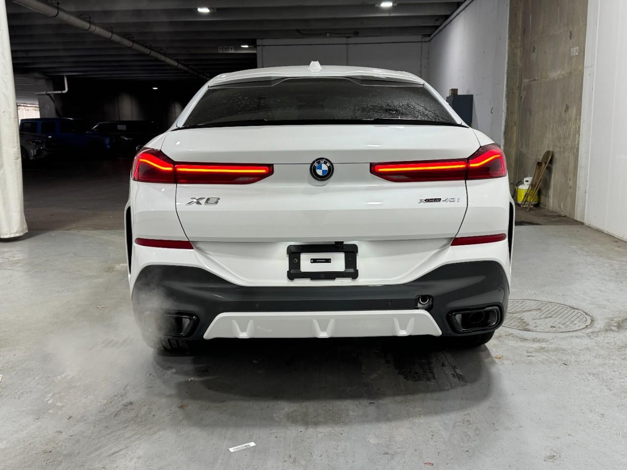 BMW X6 Vehicle Full-screen Gallery Image 9