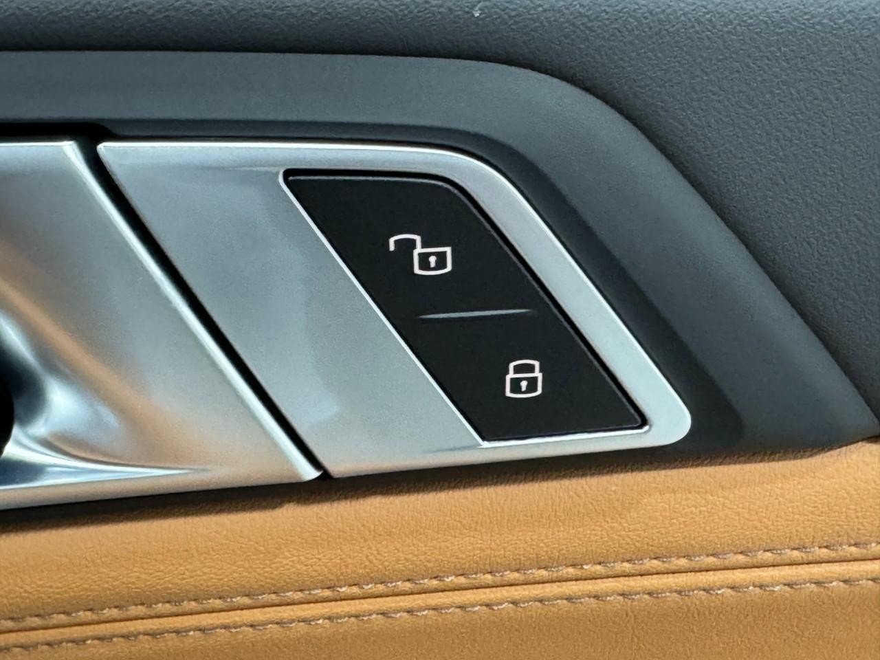 BMW X6 Vehicle Full-screen Gallery Image 22