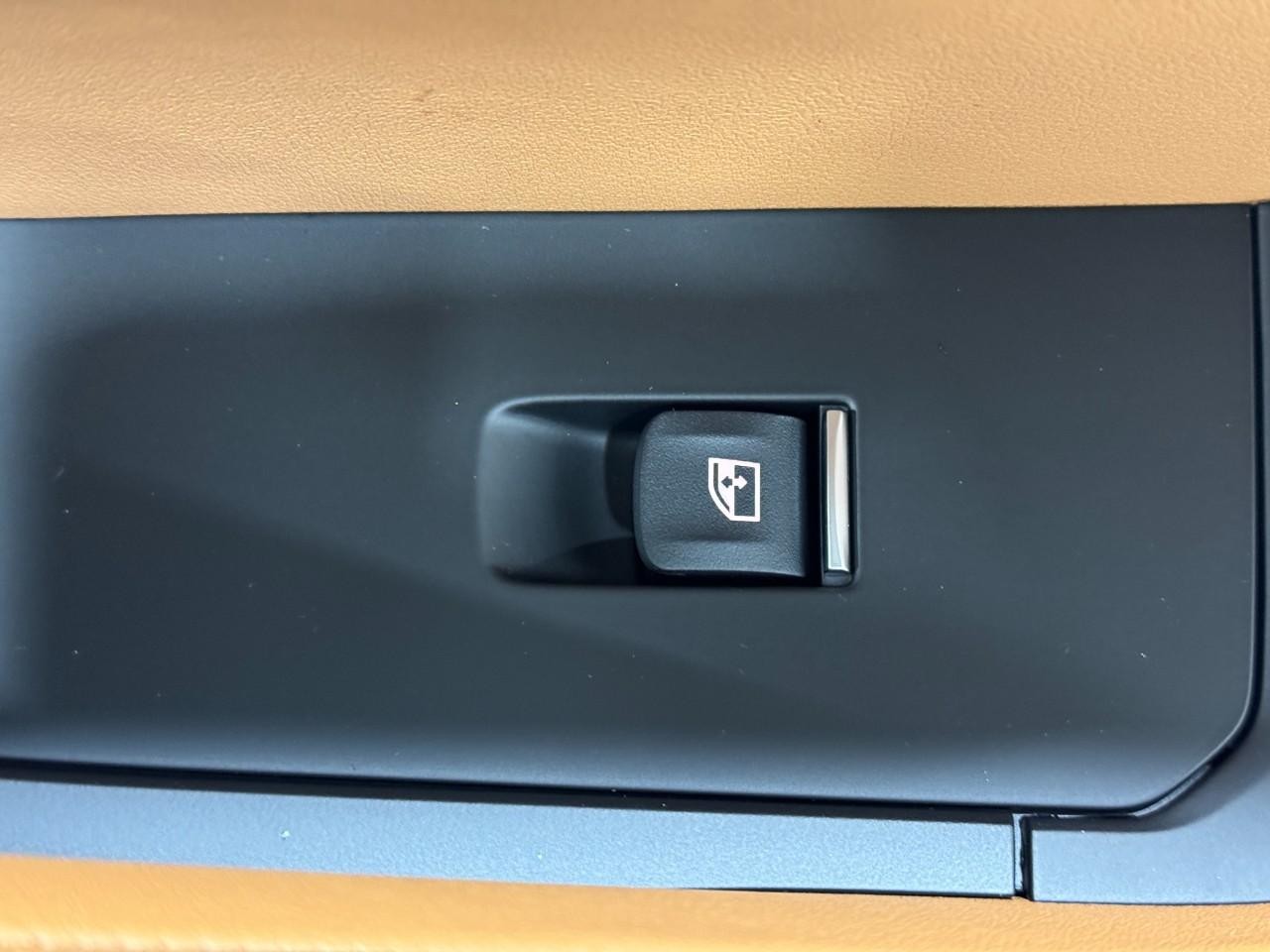 BMW X6 Vehicle Full-screen Gallery Image 23