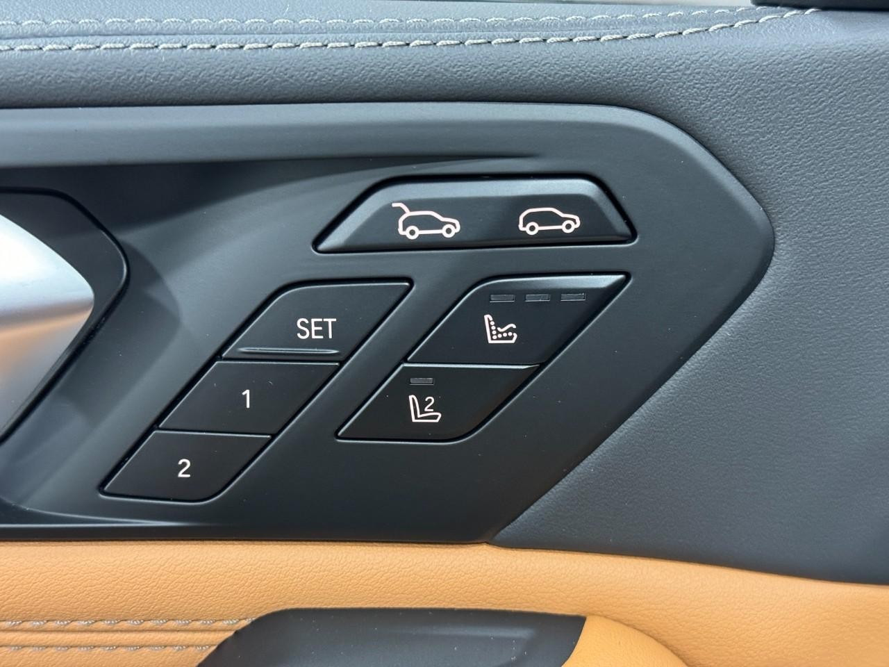 BMW X6 Vehicle Full-screen Gallery Image 25