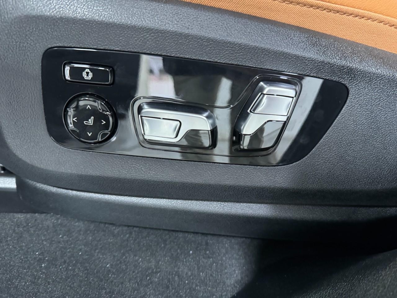 BMW X6 Vehicle Full-screen Gallery Image 30