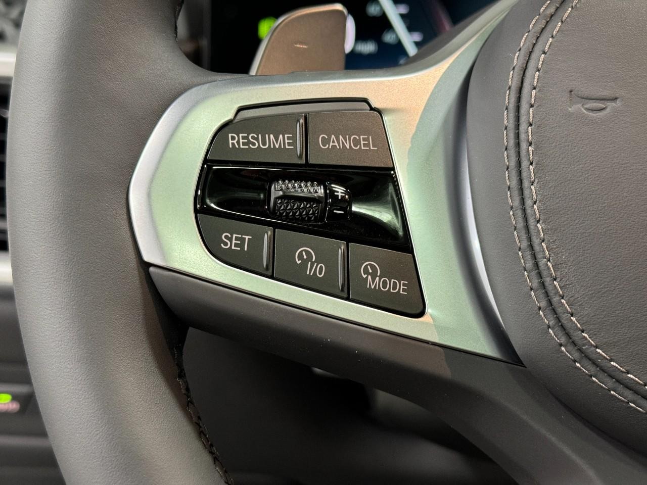 BMW X6 Vehicle Full-screen Gallery Image 32