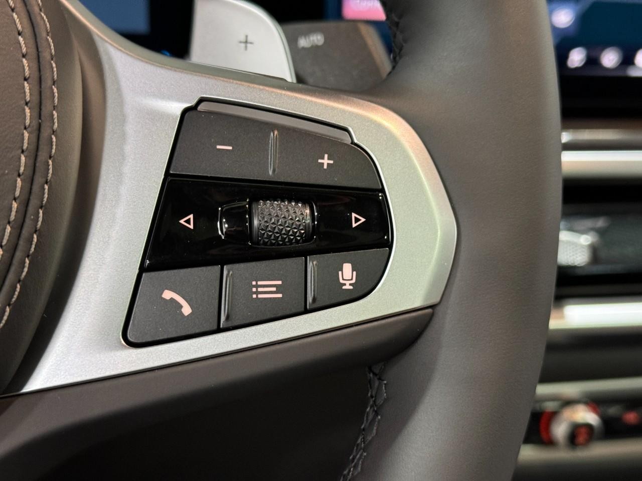 BMW X6 Vehicle Full-screen Gallery Image 33