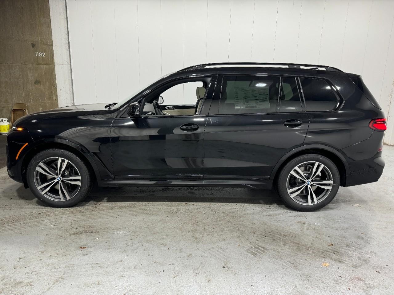 BMW X7 Vehicle Full-screen Gallery Image 2