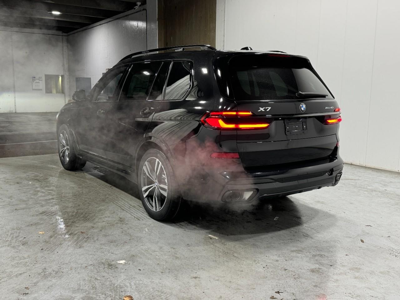 BMW X7 Vehicle Full-screen Gallery Image 3