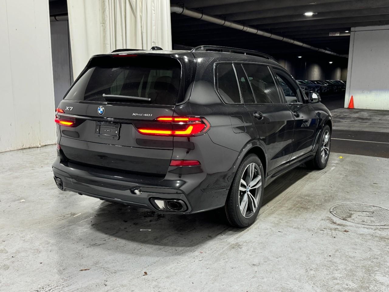 BMW X7 Vehicle Full-screen Gallery Image 4