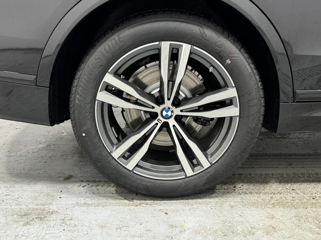 BMW X7 Vehicle Full-screen Gallery Image 5