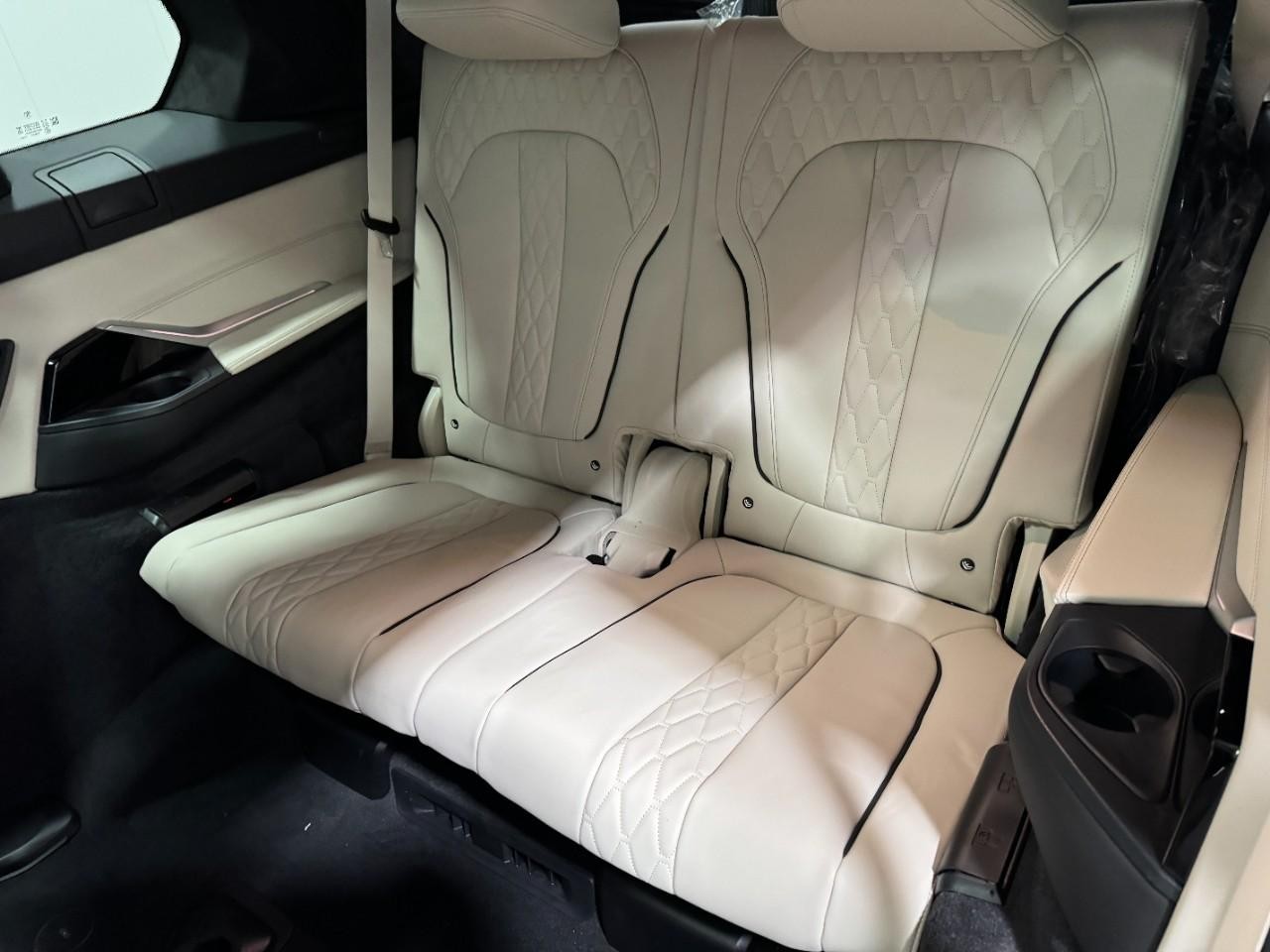 BMW X7 Vehicle Full-screen Gallery Image 8