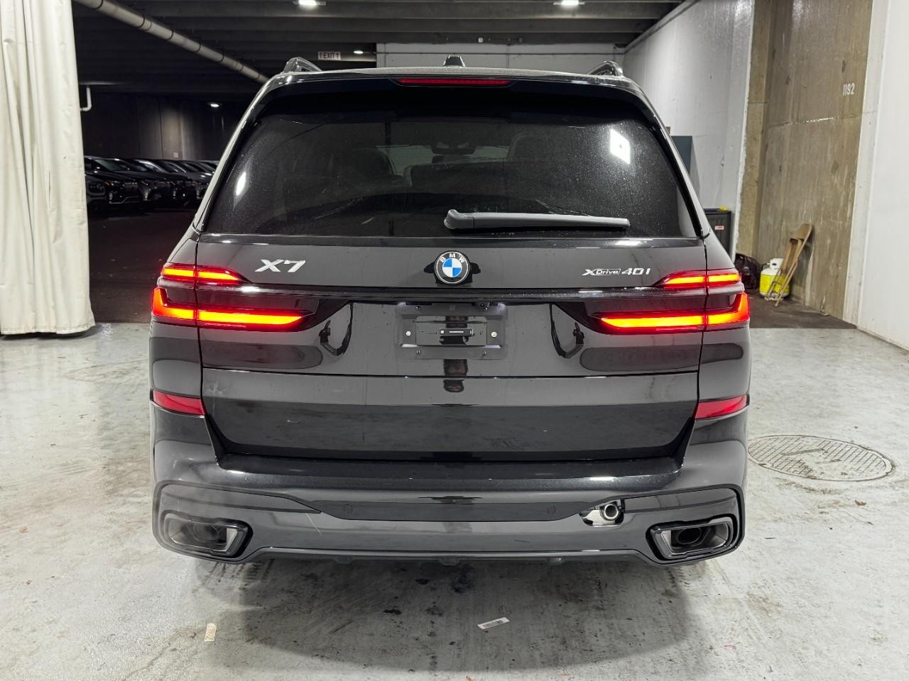 BMW X7 Vehicle Full-screen Gallery Image 10