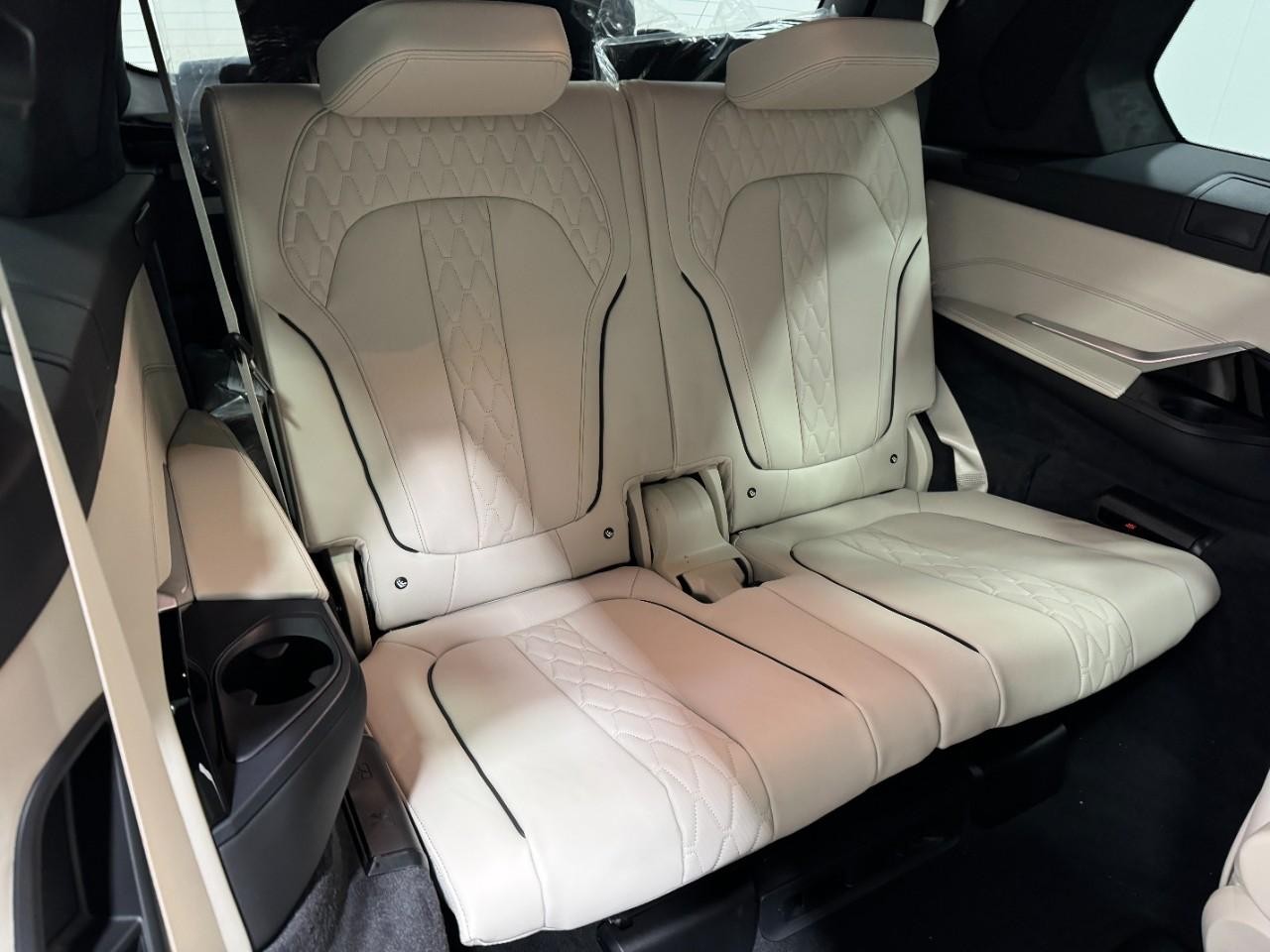 BMW X7 Vehicle Full-screen Gallery Image 11