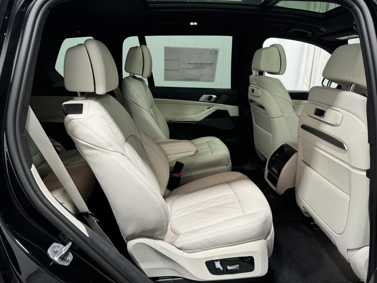 BMW X7 Vehicle Full-screen Gallery Image 12