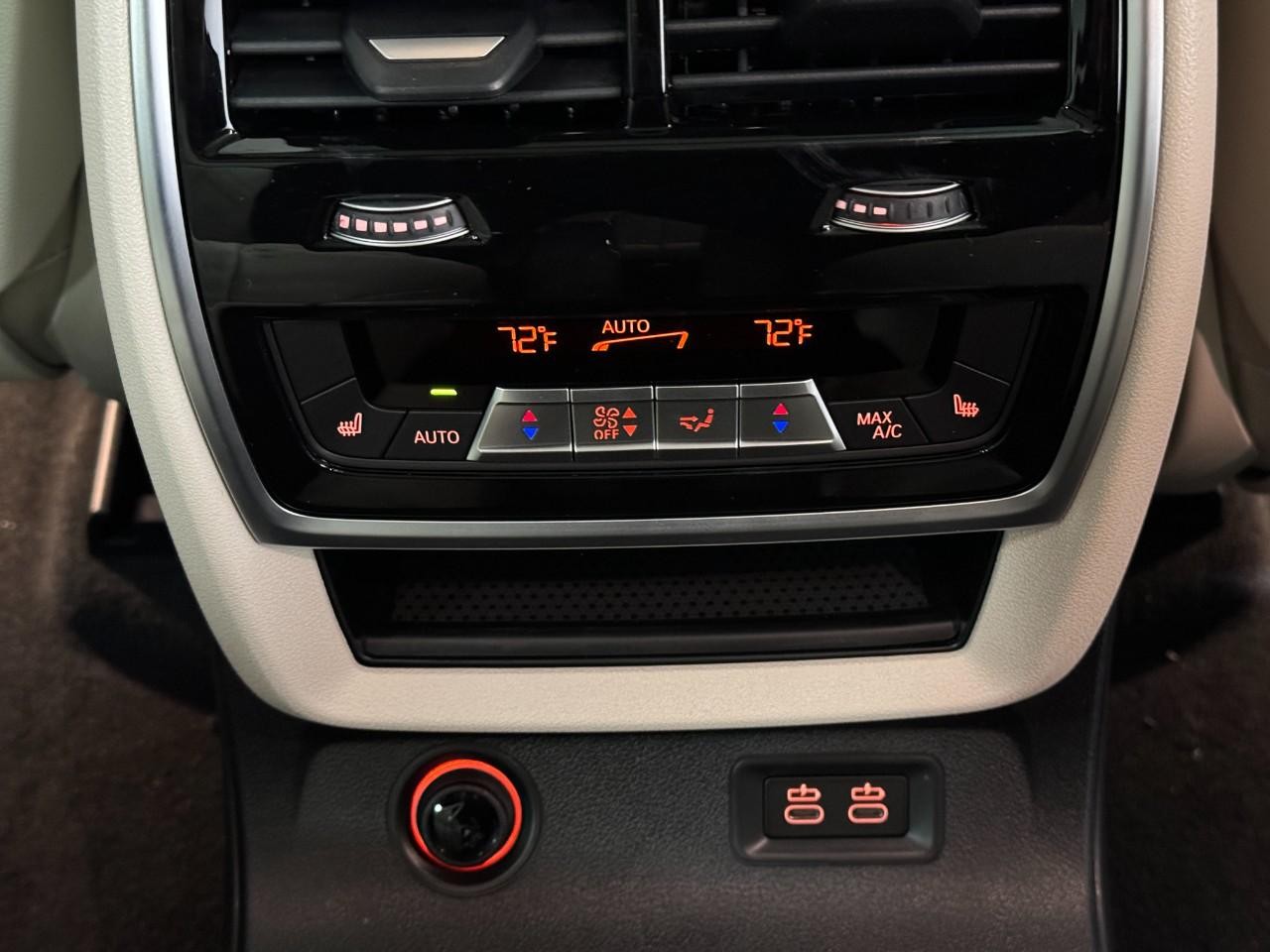 BMW X7 Vehicle Full-screen Gallery Image 13