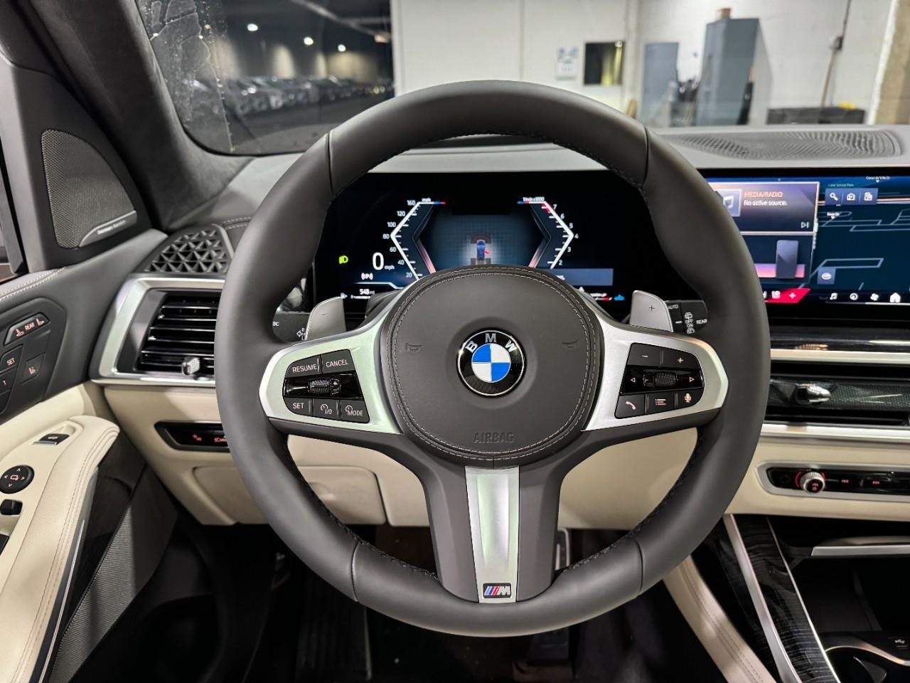 BMW X7 Vehicle Full-screen Gallery Image 16