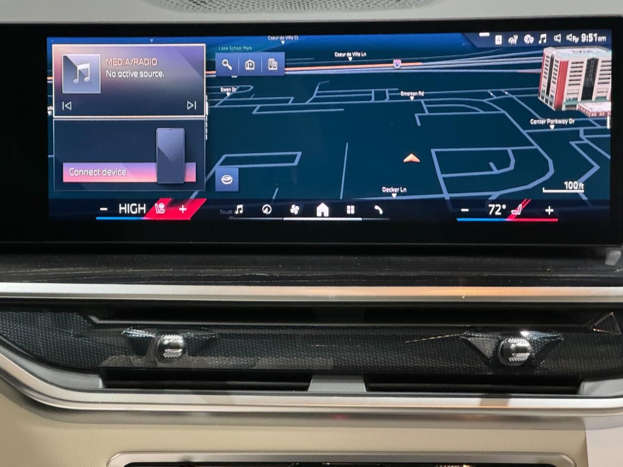 BMW X7 Vehicle Full-screen Gallery Image 17