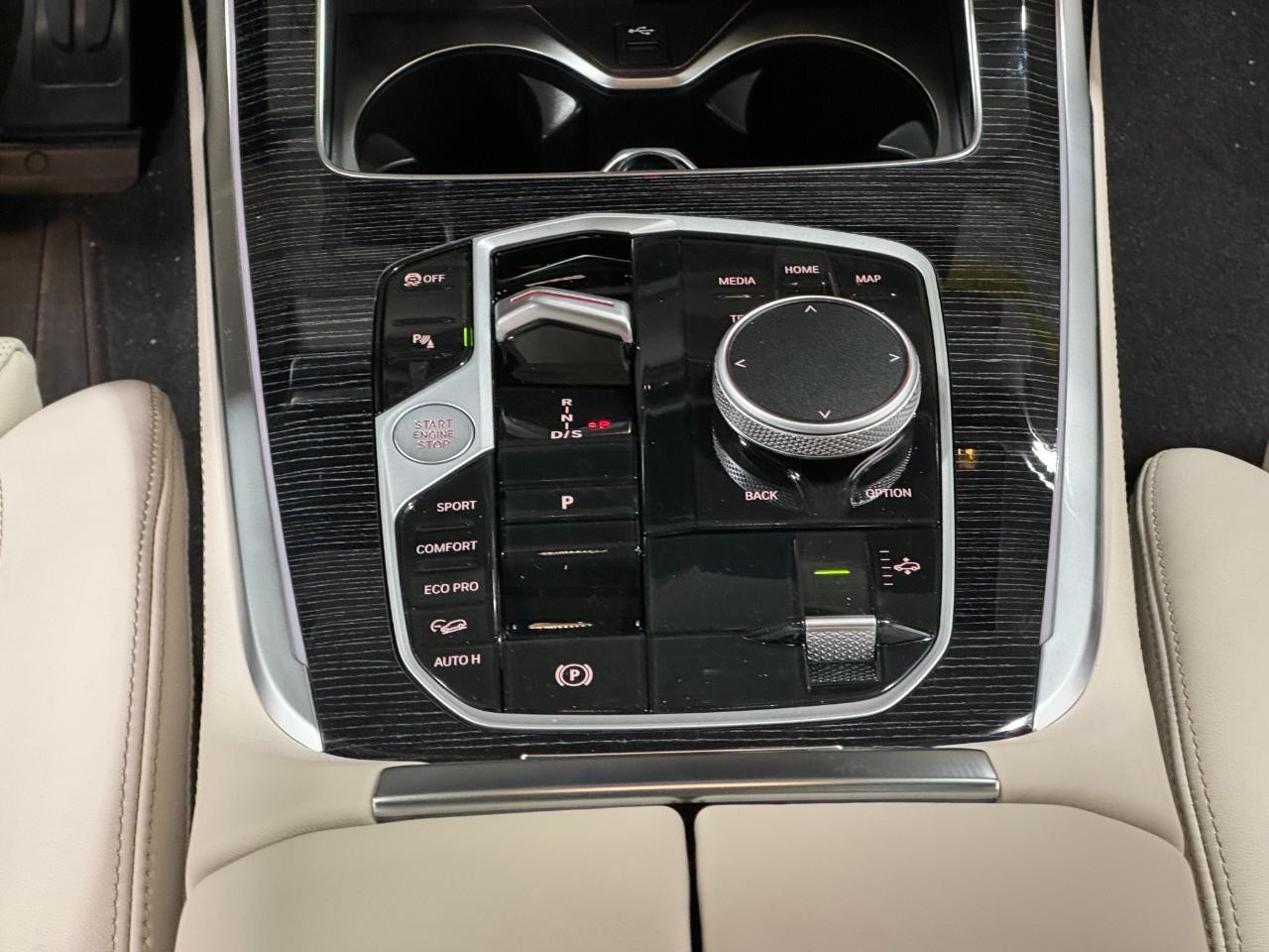 BMW X7 Vehicle Full-screen Gallery Image 18