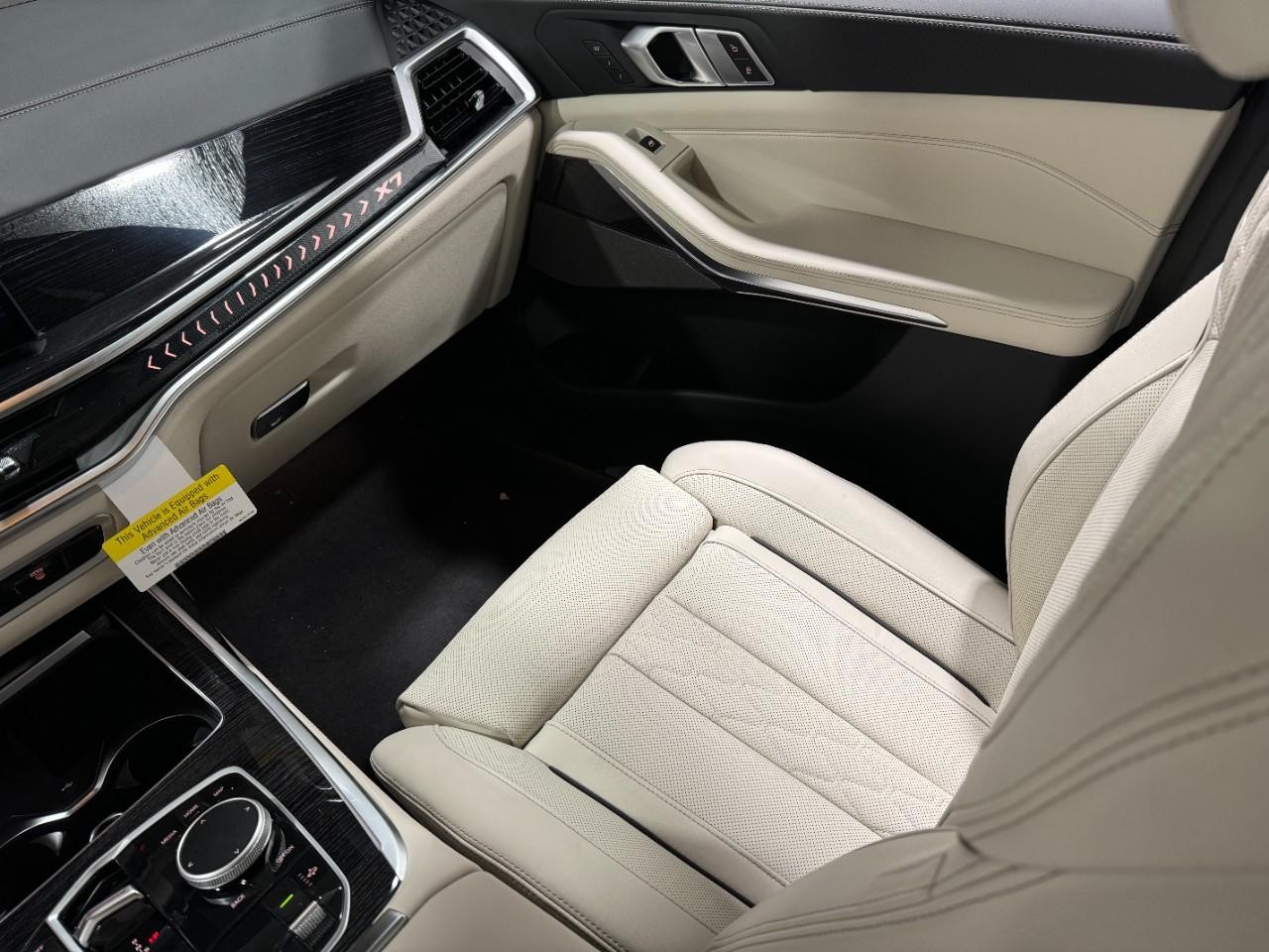 BMW X7 Vehicle Full-screen Gallery Image 19