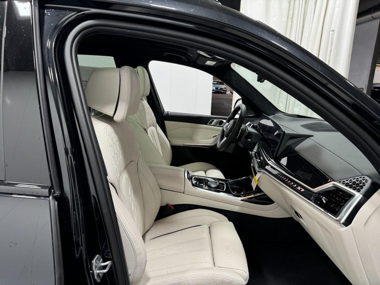 BMW X7 Vehicle Full-screen Gallery Image 20