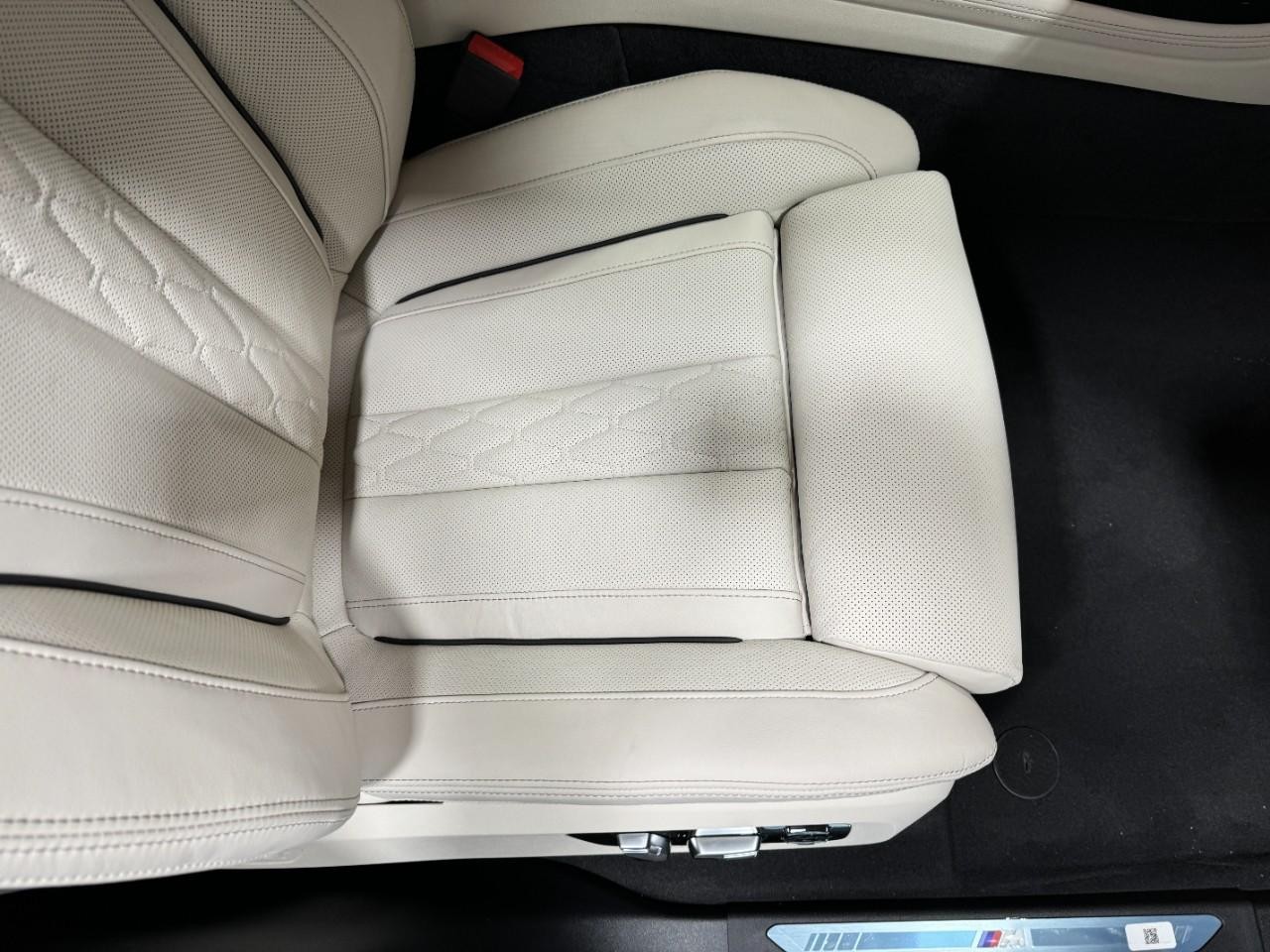 BMW X7 Vehicle Full-screen Gallery Image 21