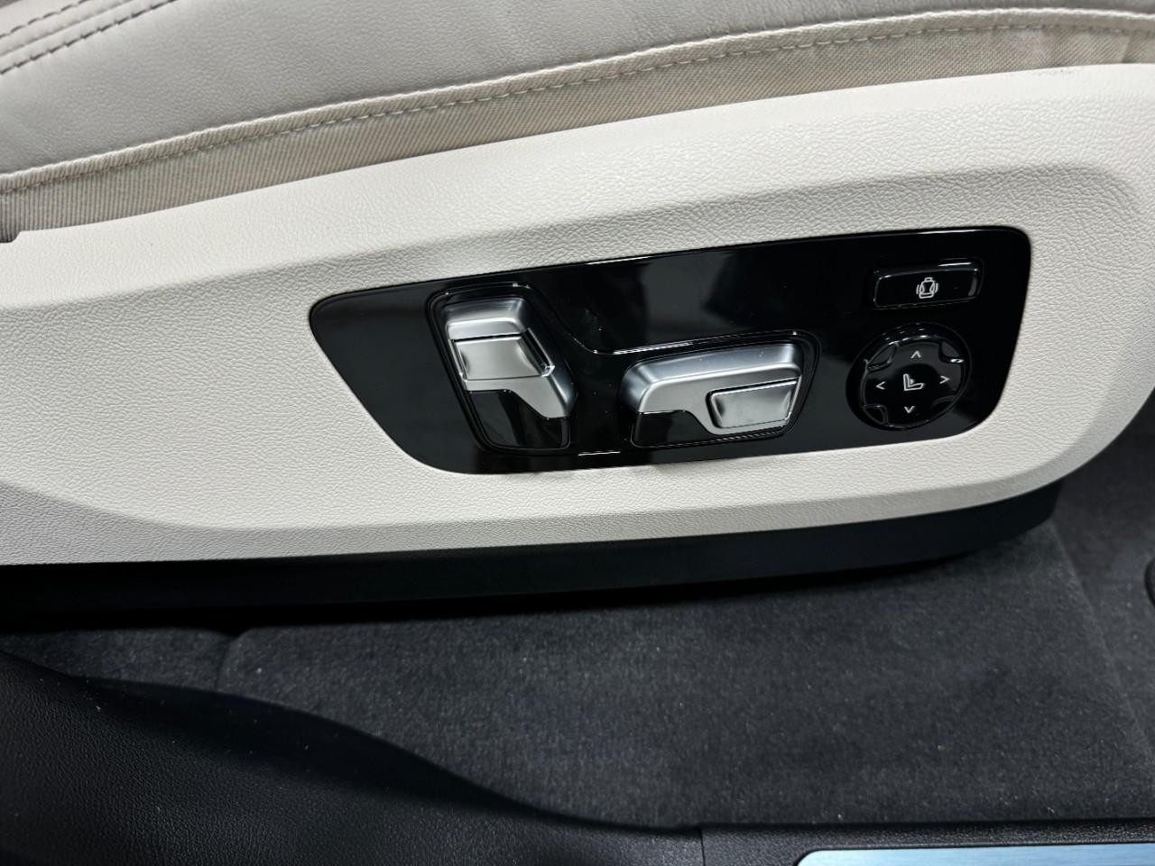 BMW X7 Vehicle Full-screen Gallery Image 22